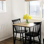 The Annexe - Private, Self-Contained With Parking