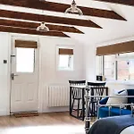 The Annexe - Private, Self-Contained With Parking