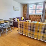 Flat 3 Lovely Spacious Apartment Available For Guests Parking Wifi