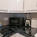 2-Bedroom Apartment *Nr City Centre With Parking*