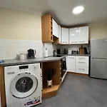 Archers 2 Bedrooms, Balcony, 2 Bathrooms, Free Parking, Wifi