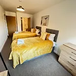 2 Bedroom, 2 Bathroom Modern Apartment Close To Ocean Village, Free Parking, Single Or Double Beds