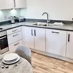 2 Bedroom, 2 Bathroom Modern Apartment Close To Ocean Village, Free Parking, Single Or Double Beds