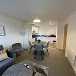 2 Bedroom, 2 Bathroom Modern Apartment Close To Ocean Village, Free Parking, Single Or Double Beds