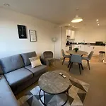 2 Bedroom, 2 Bathroom Modern Apartment Close To Ocean Village, Free Parking, Single Or Double Beds