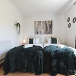 Emerald - 2 Bedroom Flat - Sleeps 5 With Parking.