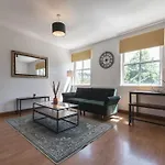 Emerald - 2 Bedroom Flat - Sleeps 5 With Parking.