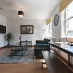 Emerald - 2 Bedroom Flat - Sleeps 5 With Parking.