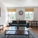 Emerald - 2 Bedroom Flat - Sleeps 5 With Parking.