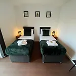 Stylish 2 Bed Riverside Flat, Single Or Kingsize Beds, Free Parking