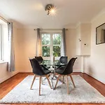 Zircon - 2 Bed Flat With Parking