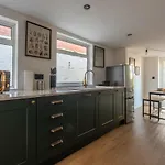 Stylish Southampton City Centre House