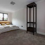 Huge 6 Bed House With Entertainment Room And Hotub