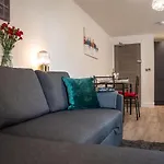 Welcome 4 Business Or Pleasure! Super Central Southampton \'City Vibes\' # Stylish Apartment With Outdoor Courtyard! 1-4 Guests Book Your City Break Or Pre-Cruise Stay! Close To Mayflower Theatre, Universities, Cruise Terminals, Hospitals & Shops!