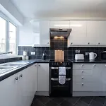 Admiral - 2 Bedroom Flat With Parking