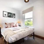 Metropolitan - 2 Bed, Private Parking Apartment, Great Commercial Home From Home Stay!