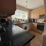 Private Flat In City Centre With Parking