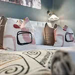 1 Bed Chic, Stunning Apartment Southampton, Sleeps 4, City Centre Cosy Flat - Easter Offer - By Blue Puffin Stays