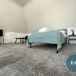 2 Bedroom Flat Free Parking Great Location
