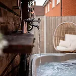 Spacious & Stylish 4-Bed House With Hot Tub In Prime Location