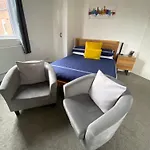 Stylish & Modern Central Studio Apartment Free Parking