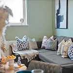 Luxury 1 Bed Stunning Chic Apartment, Central Southampton! Stylish Abode Sleeps 4, Great Location! Spring Offer - By Blue Puffin Stays