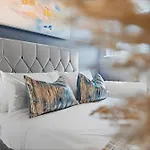 Luxury 1 Bed Stunning Chic Apartment, Central Southampton! Stylish Abode Sleeps 4, Great Location! Spring Offer - By Blue Puffin Stays