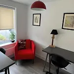 Spacious & Stylish 4-Bed House With Hot Tub In Prime Location