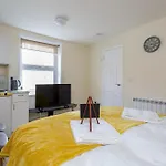 St Mary\'S - Modern Central Huge Studio Apartments