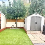Stunning 1 Bedroom And Double Sofa Bed Near Train Station