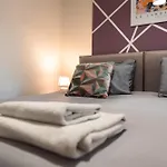 4 Bedrooms, Sleeps 8, Long Term Disc, Driveway
