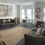Cosmopolitan - Large 2 Bedroom Apartment