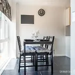 Leaside House By Grandeur Property