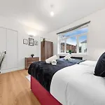 Cityscape Retreat-Sleeps 9-Central-Free Parking