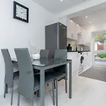 The Albany - 4Br 2Bath House Up To 7 Guests - Free Parking - Big Garden - Smart Tv - Ideal For Contractors And Family