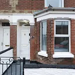 The Albany - 4Br 2Bath House Up To 7 Guests - Free Parking - Big Garden - Smart Tv - Ideal For Contractors And Family