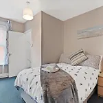 1 Bed, Close To Train Station & Common Park, Sleeps 3