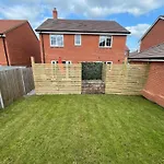 Spacious & Stylish 4-Bed House With Hot Tub In Prime Location