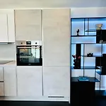 Upscale Contemporary Apartment - River Views