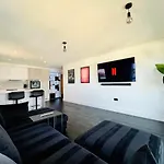 Upscale Contemporary Apartment - River Views