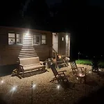 Luxury Shepherds Hut Set In A Countryside Setting
