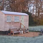 Luxury Shepherds Hut Set In A Countryside Setting