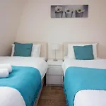 Stayzo Castle Point 18 Apartments - Premier Lodge
