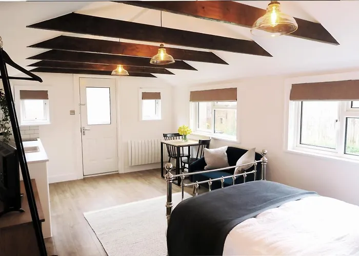 The Annexe - Private, Self-Contained With Parking