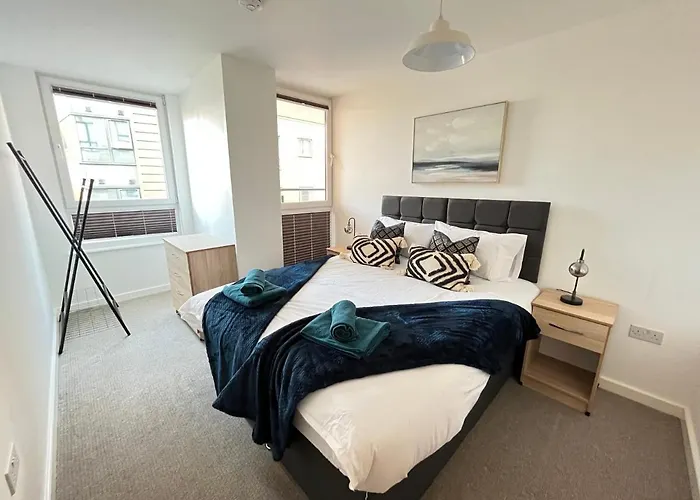 2 Bedroom, 2 Bathroom Modern Apartment Close To Ocean Village, Free Parking, Single Or Double Beds
