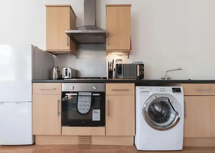 Emerald - 2 Bedroom Flat - Sleeps 5 With Parking.