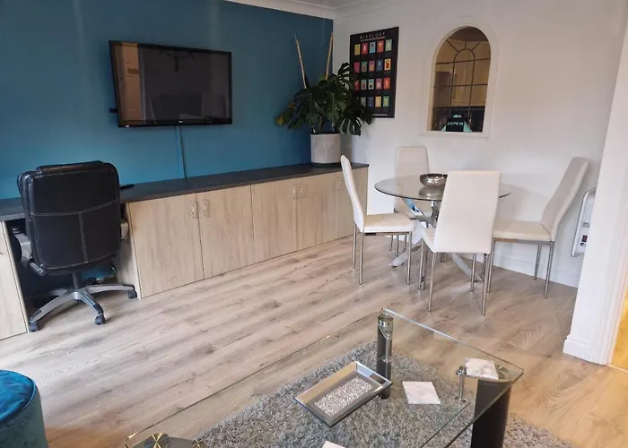 2-Bedroom Apartment *Nr City Centre With Parking*