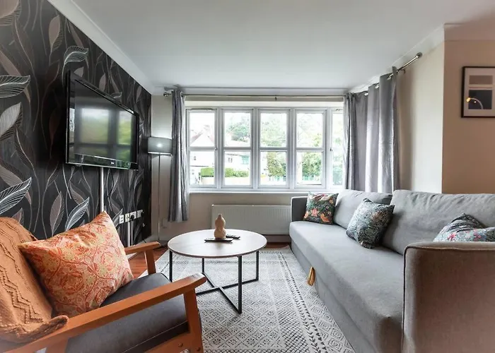 Zircon - 2 Bed Flat With Parking