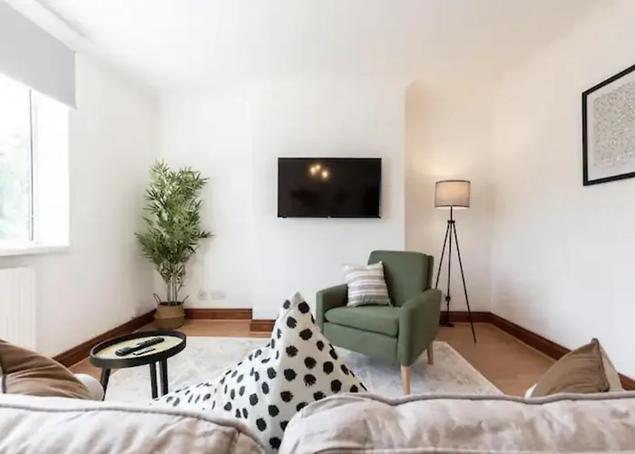 Metropolitan - 2 Bed, Private Parking Apartment, Great Commercial Home From Home Stay!