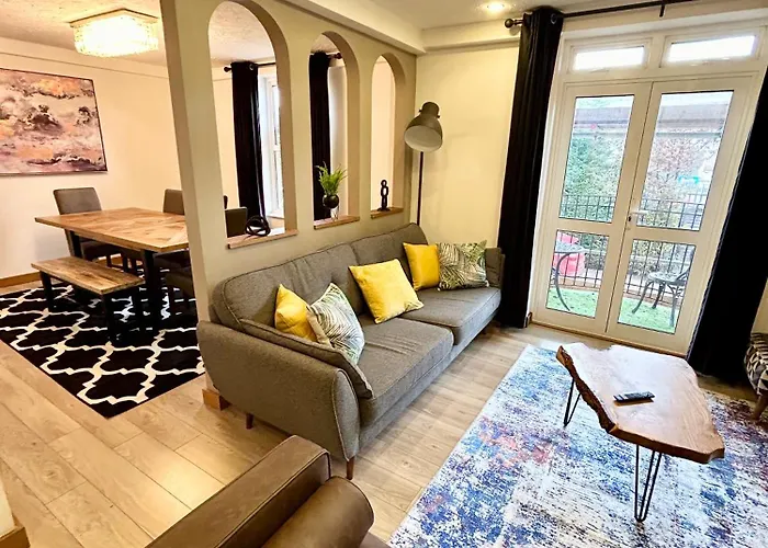 Spacious 3 Bedroom Apartment Close To Marina, 2 Parking Spaces, Kingsize Or Single Beds